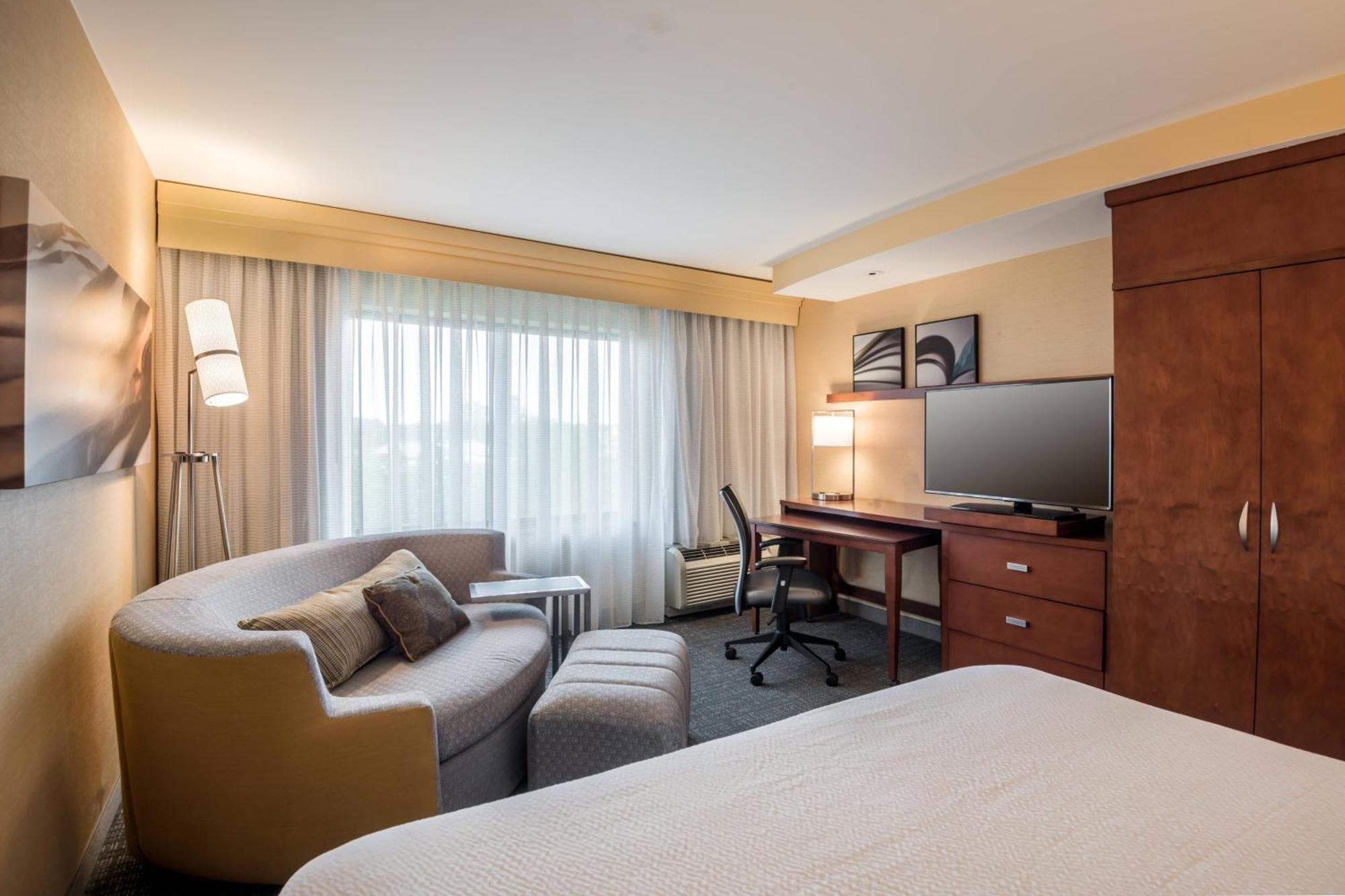 Courtyard By Marriott Waldorf Hotel Exterior photo