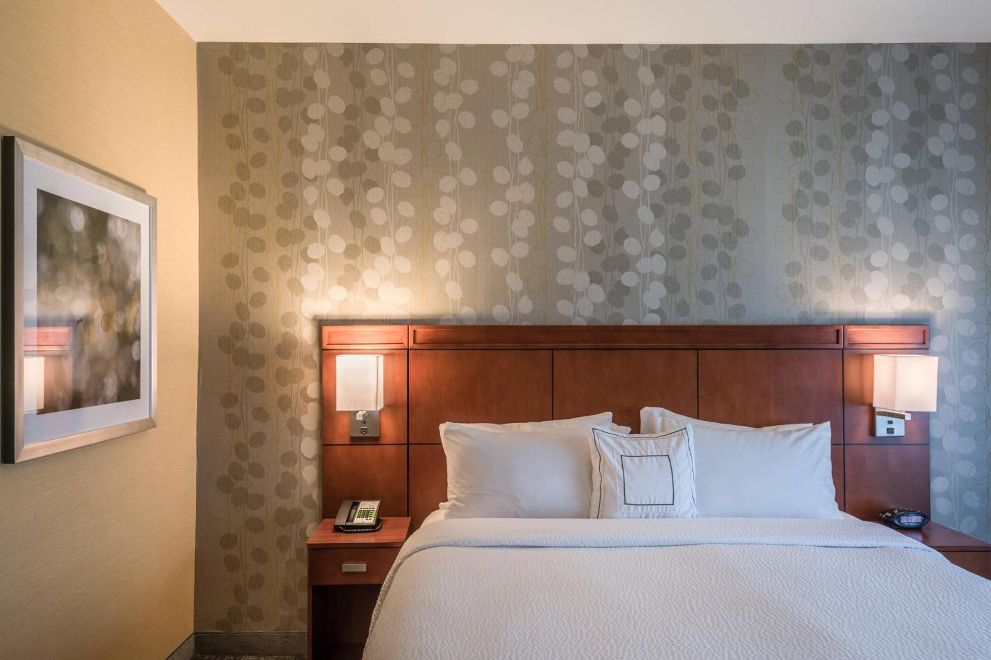 Courtyard By Marriott Waldorf Hotel Exterior photo