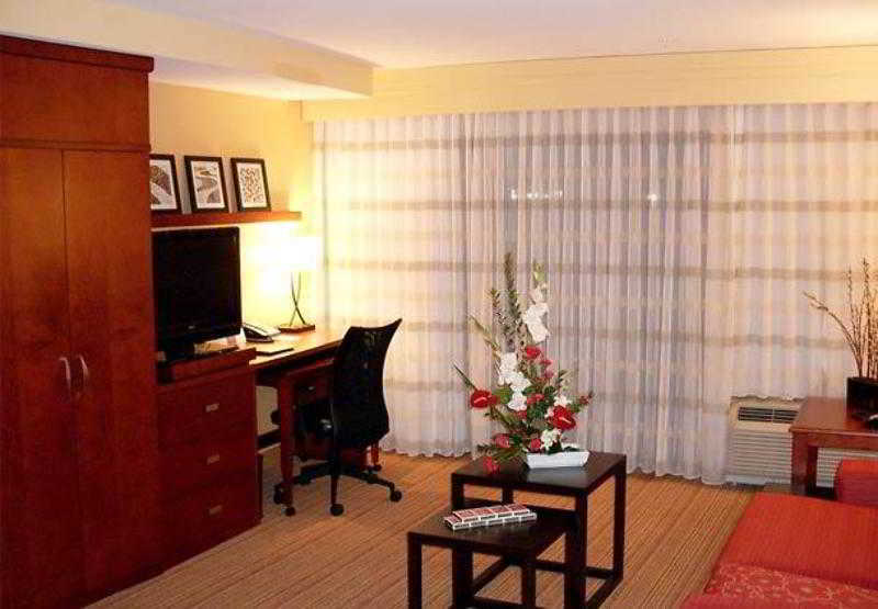 Courtyard By Marriott Waldorf Hotel Exterior photo