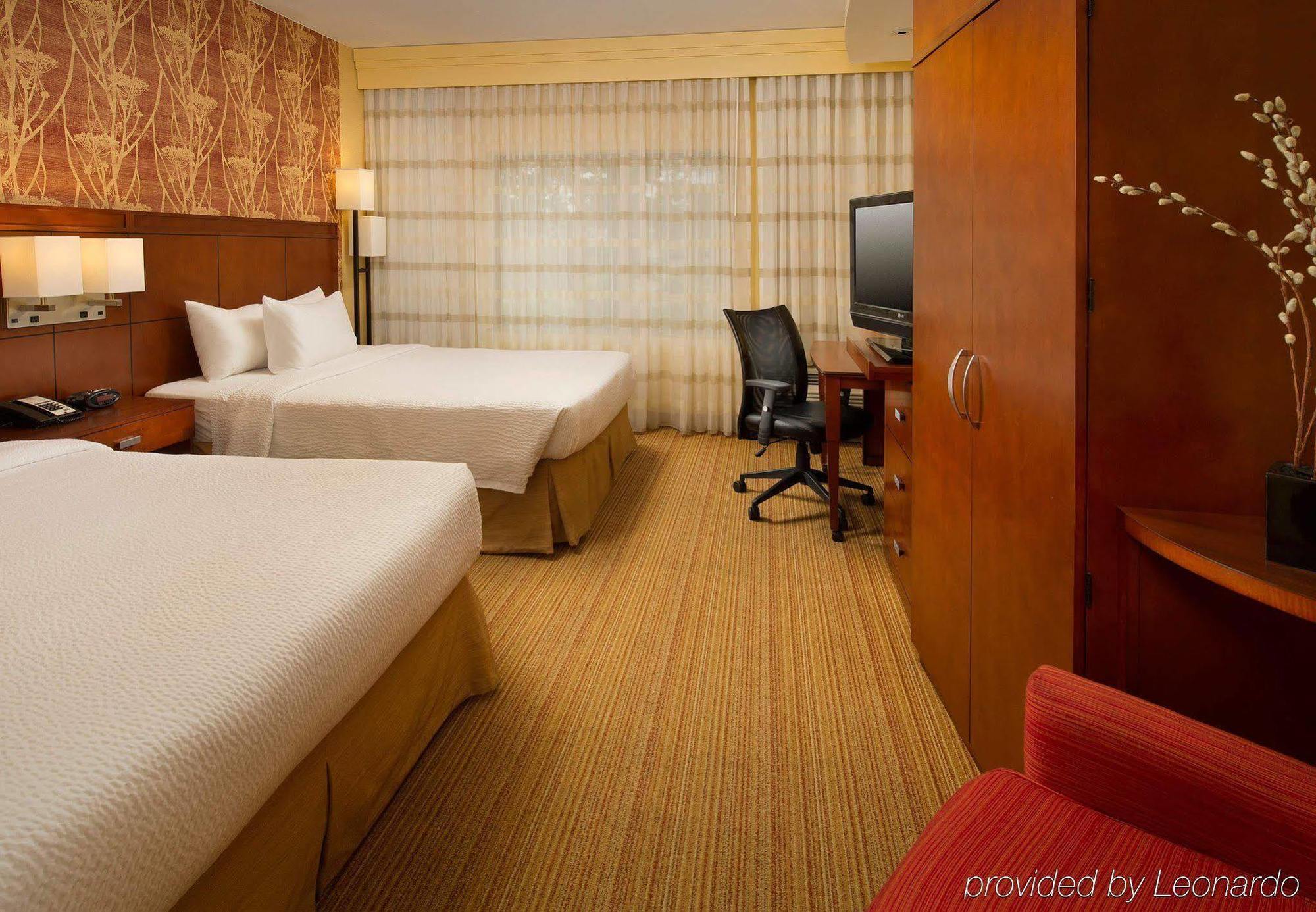 Courtyard By Marriott Waldorf Hotel Exterior photo