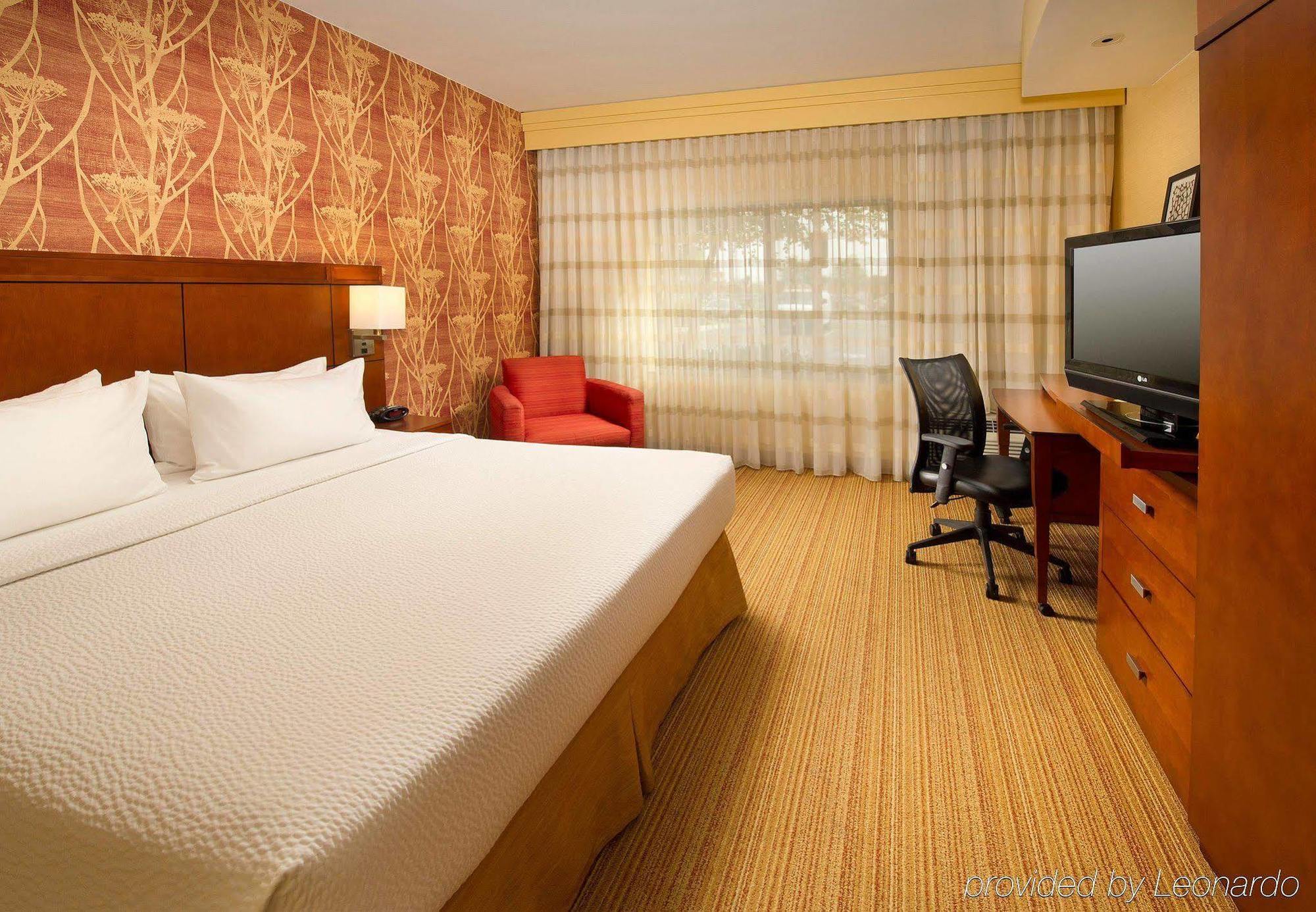 Courtyard By Marriott Waldorf Hotel Exterior photo