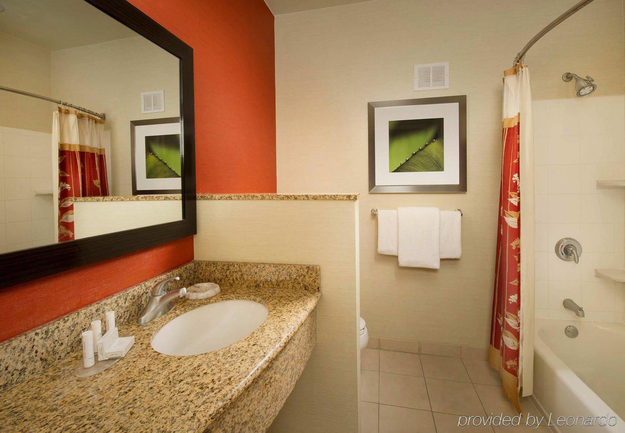 Courtyard By Marriott Waldorf Hotel Exterior photo
