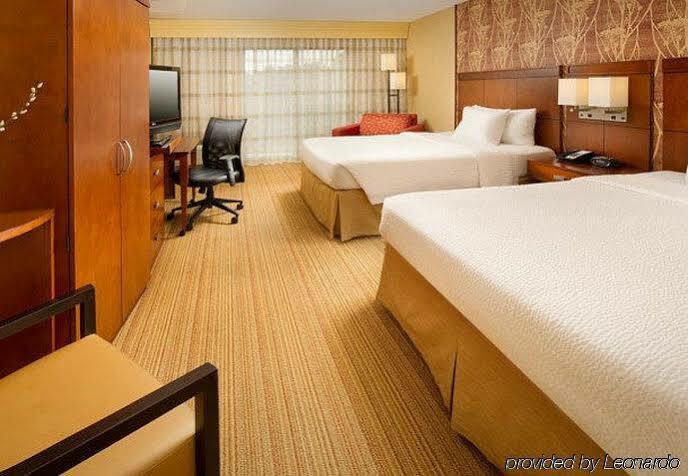 Courtyard By Marriott Waldorf Hotel Exterior photo